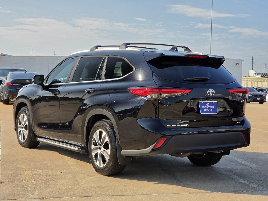 Used 2023 Toyota Highlander XLE FWD image 7