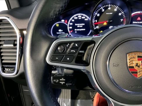 Used 2022 Porsche Cayenne w/ Premium Package image 27