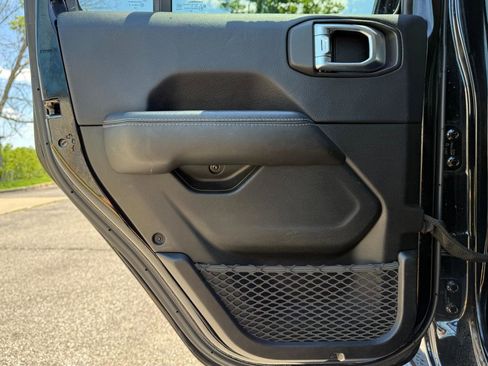 Used 2018 Jeep Wrangler Unlimited Sahara AWD/4WD image 19