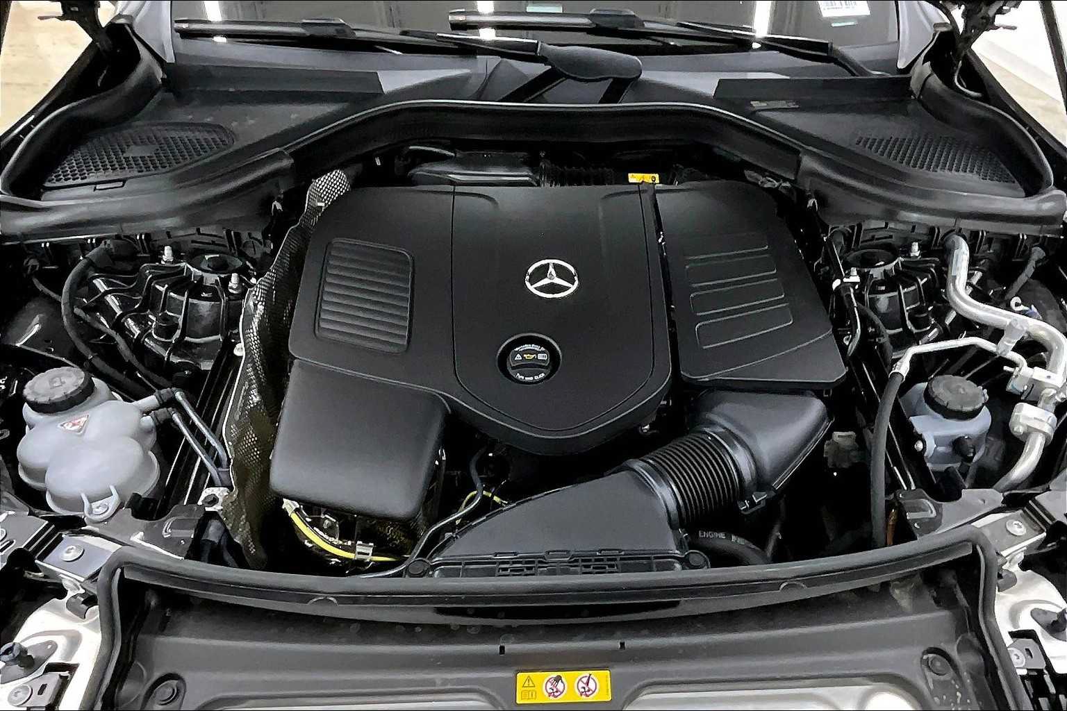 Used 2025 Mercedes-Benz GLC 300 4MATIC image 31