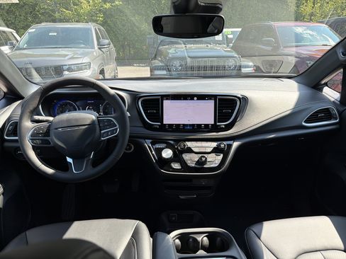 New 2027 Chrysler Pacifica Select w/ Family Tech Group AWD/4WD image 20
