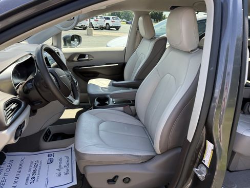 Used 2018 Chrysler Pacifica Touring-L Plus w/ Advanced Safetytec Group FWD image 10