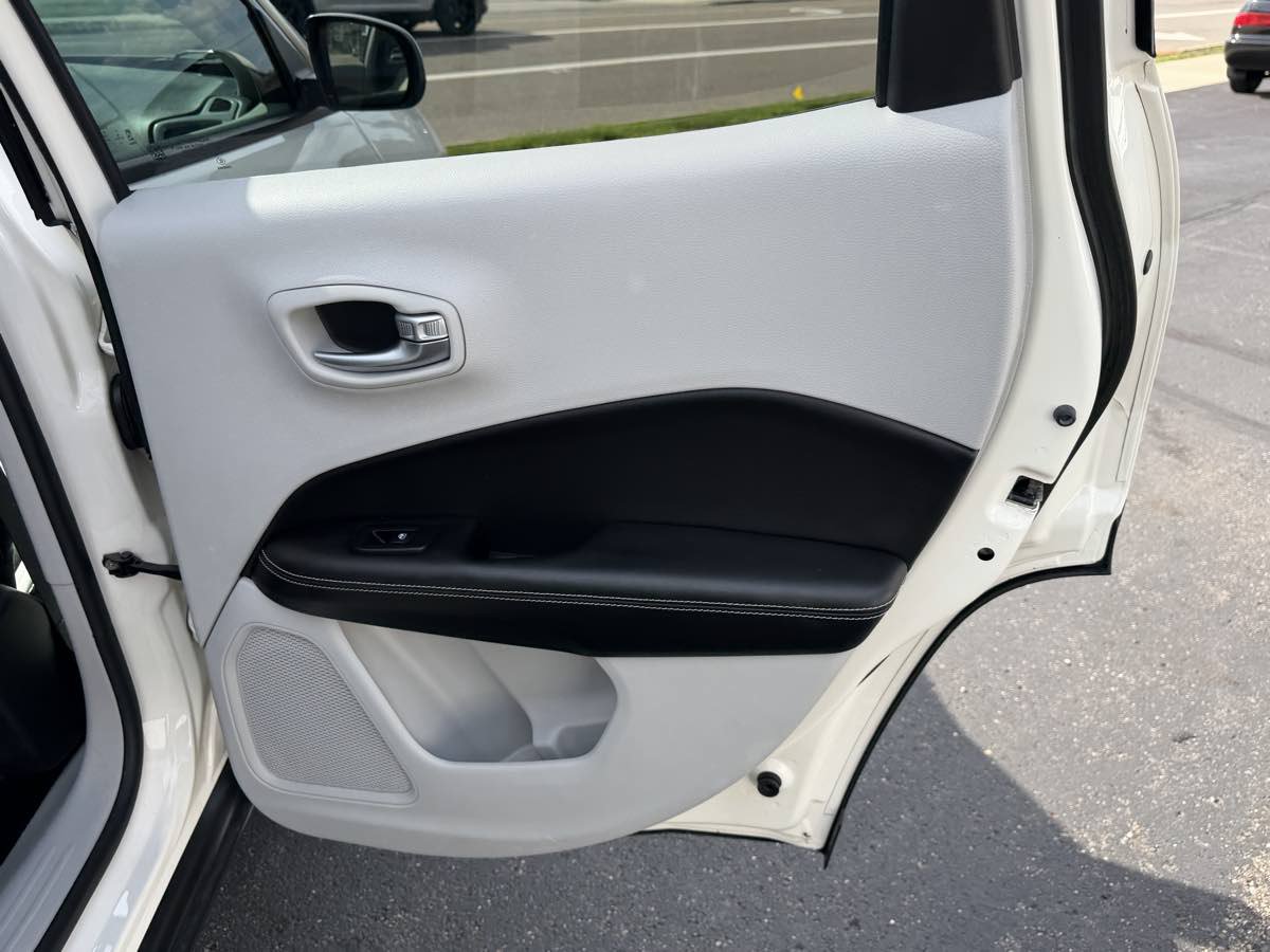 Used 2018 Jeep Compass Latitude w/ Popular Equipment Group AWD/4WD image 17