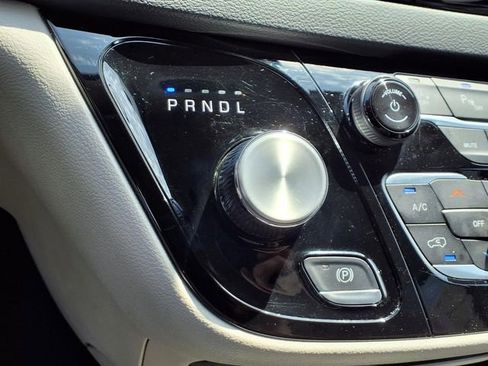 Used 2024 Chrysler Pacifica Touring-L FWD image 9