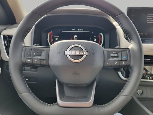 Used 2025 Nissan Rogue SL image 17