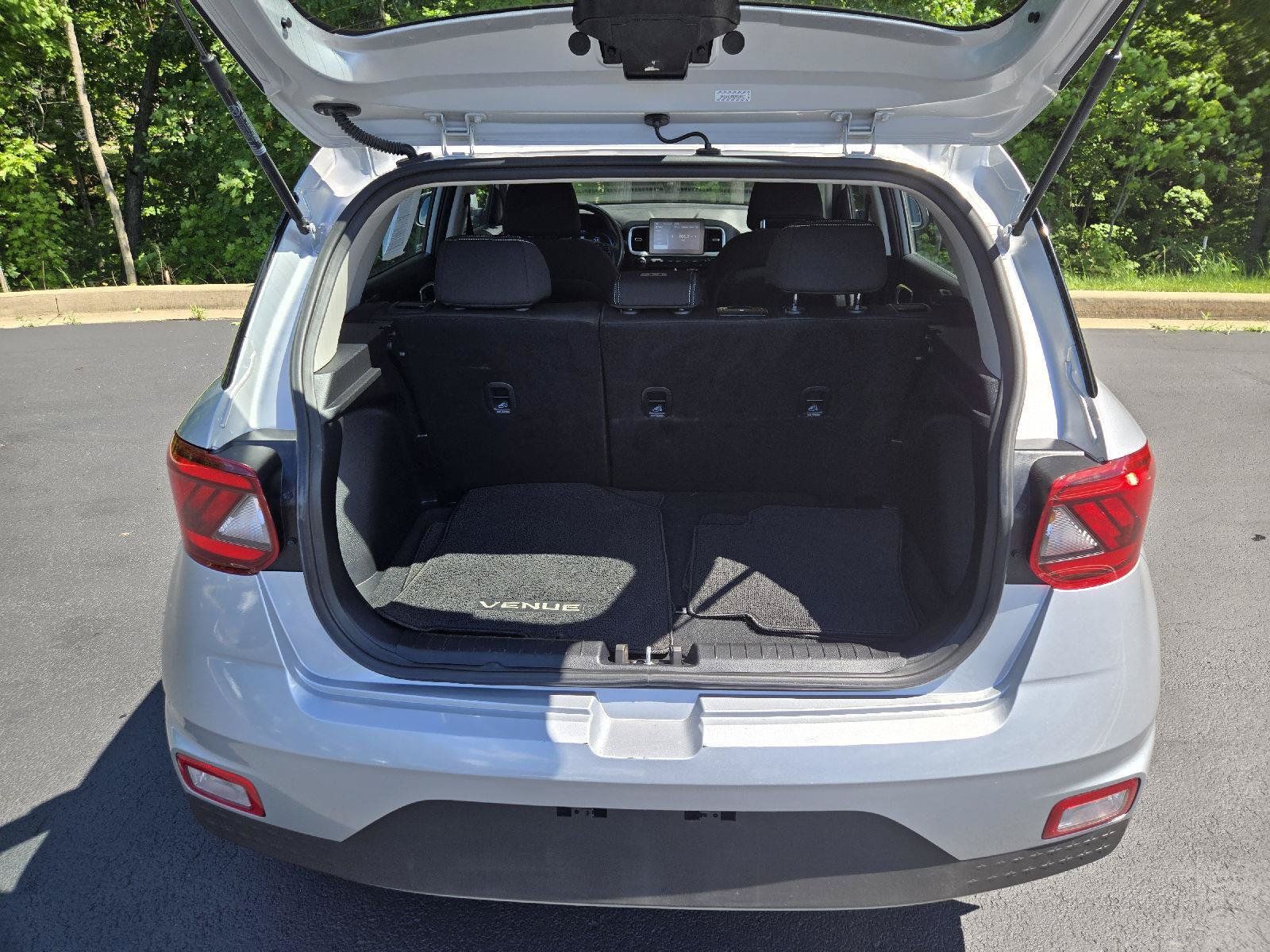 Used 2023 Hyundai Venue SEL FWD image 9