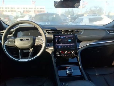 Used 2025 Jeep Grand Cherokee Limited image 11