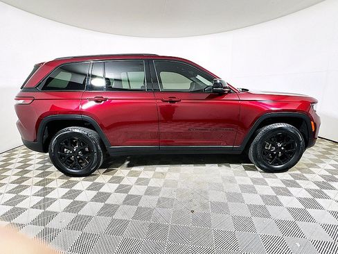 Used 2024 Jeep Grand Cherokee Altitude AWD/4WD image 15