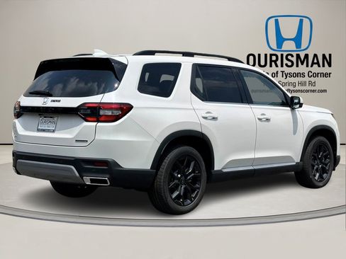 New 2025 Honda Pilot Touring image 3