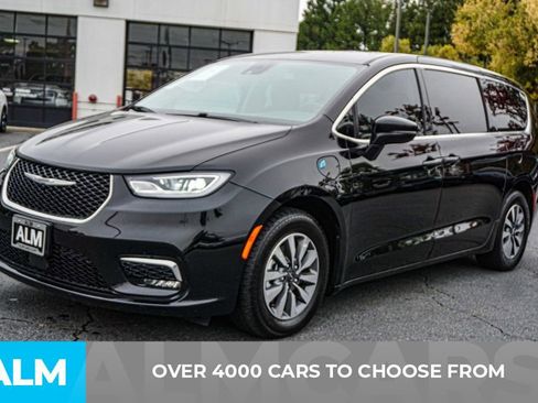 Used 2024 Chrysler Pacifica Select image 3