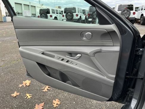 Used 2025 Hyundai Elantra SEL image 20
