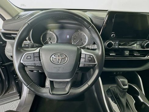 Used 2023 Toyota Highlander LE image 11