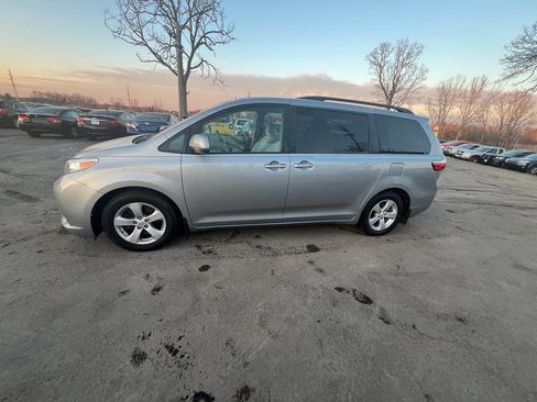 Used 2015 Toyota Sienna LE image 2