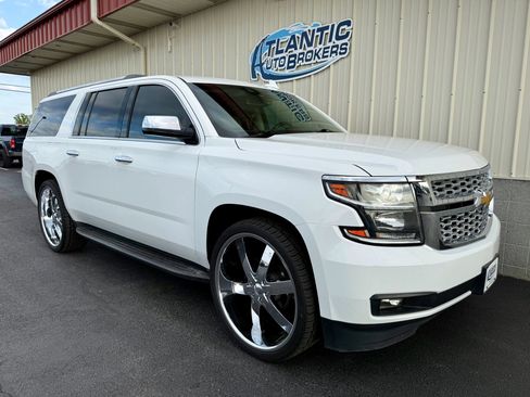 Used 2017 Chevrolet Suburban LT image 4