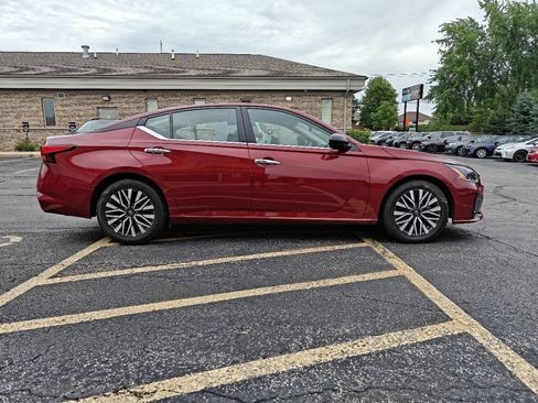 Used 2025 Nissan Altima 2.5 SV FWD image 8