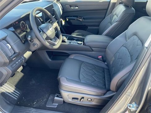 New 2026 Nissan Pathfinder Platinum image 9