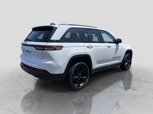 Used 2023 Jeep Grand Cherokee Altitude AWD/4WD image 9
