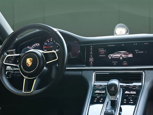 Used 2020 Porsche Panamera RWD image 32
