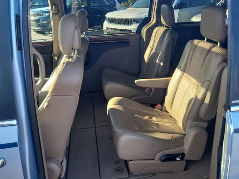 Used 2013 Chrysler Town & Country Limited w/ Luxury Group image 10