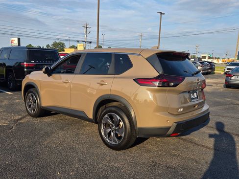 Used 2025 Nissan Rogue SV FWD image 9
