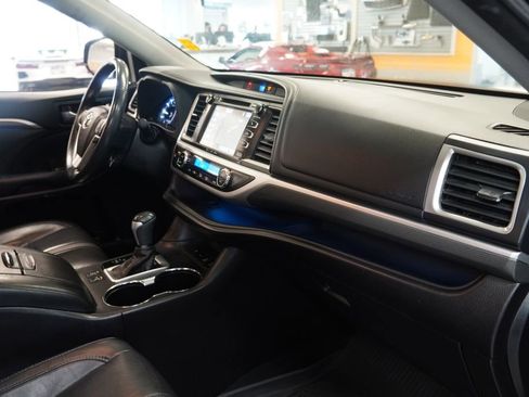Used 2017 Toyota Highlander SE image 29