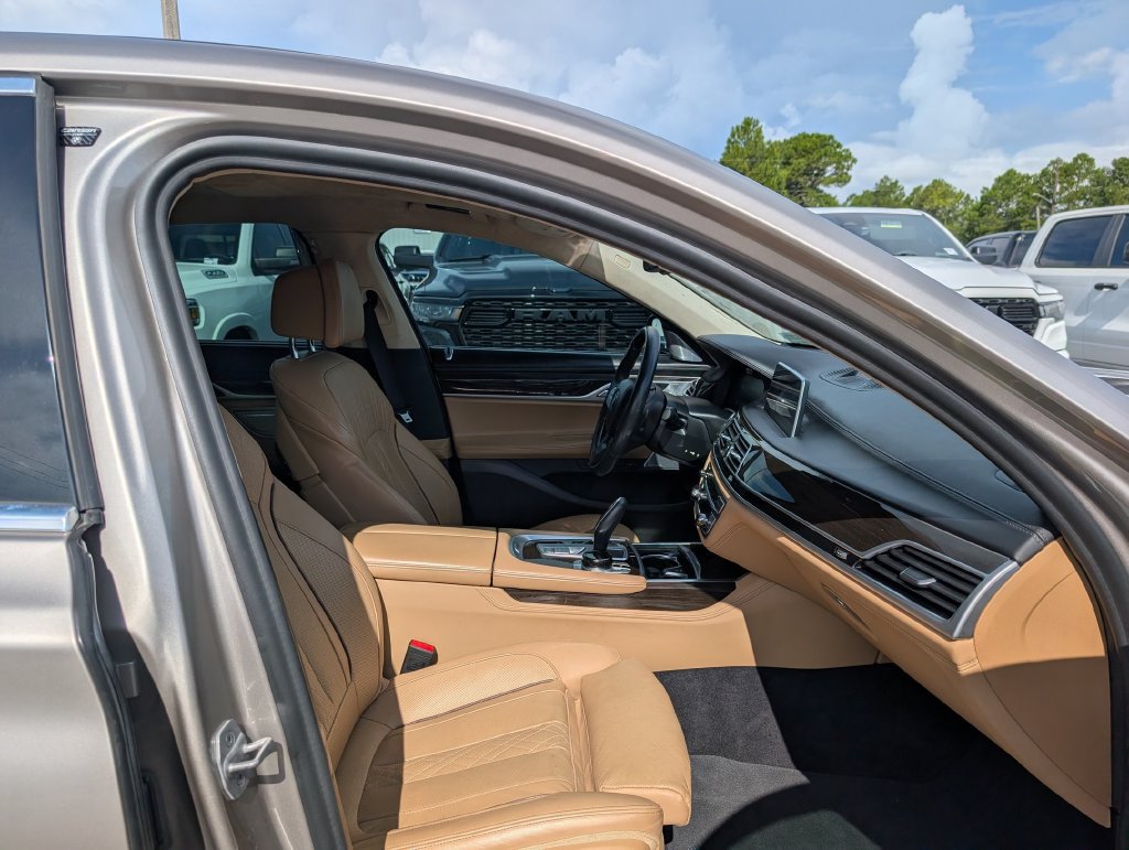 Used 2021 BMW 750i xDrive w/ Executive Package AWD/4WD image 25