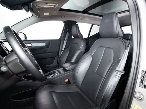 Certified 2025 Volvo XC40 B5 Core AWD/4WD image 18