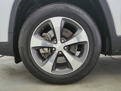 Used 2019 Jeep Cherokee Limited image 33