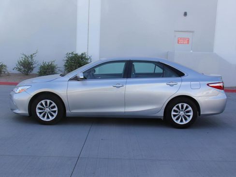 Used 2016 Toyota Camry LE image 11