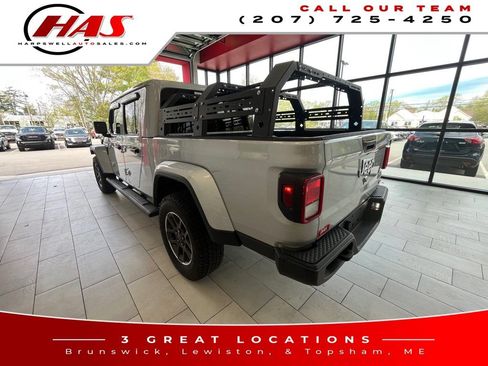Used 2023 Jeep Gladiator Overland AWD/4WD image 3
