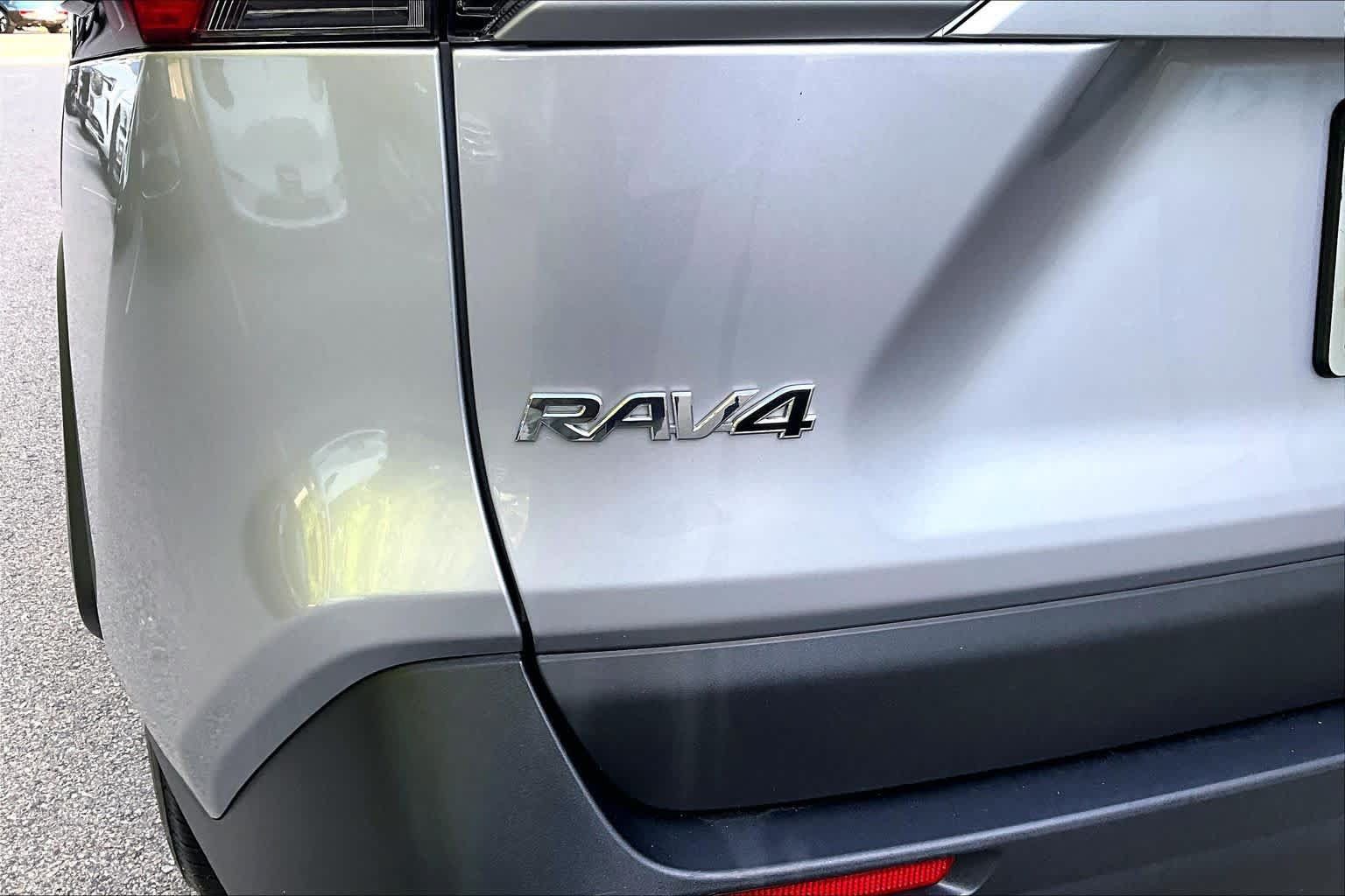 Used 2023 Toyota RAV4 LE AWD/4WD image 31
