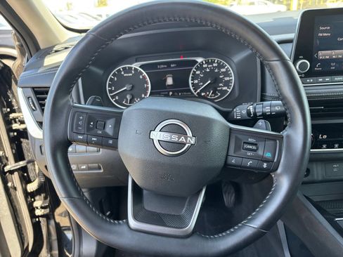 Used 2025 Nissan Rogue SV FWD image 29