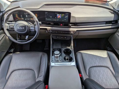 Used 2025 Kia Carnival EX FWD image 29