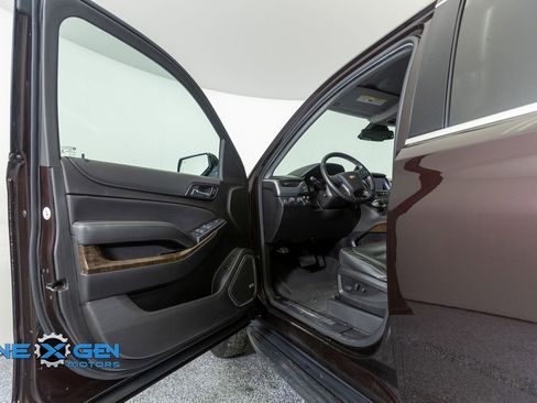 Used 2020 Chevrolet Suburban LT w/ Luxury Package AWD/4WD image 9