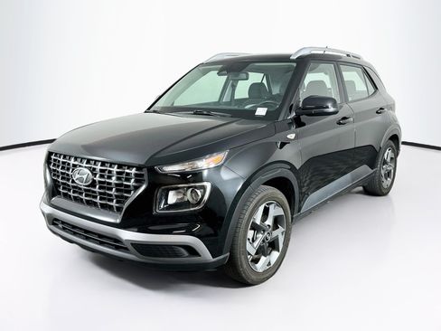 Used 2025 Hyundai Venue SEL FWD image 3