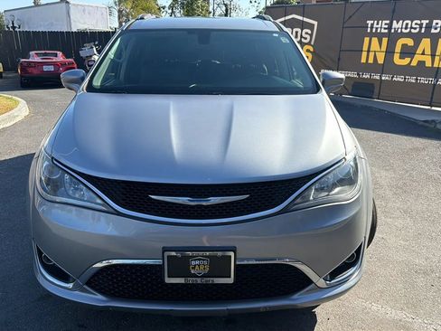 Used 2018 Chrysler Pacifica Touring-L FWD image 3