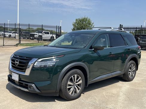 Used 2023 Nissan Pathfinder SL AWD/4WD image 1
