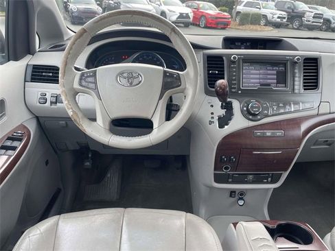 Used 2014 Toyota Sienna XLE image 2