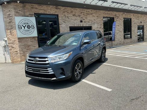 Used 2019 Toyota Highlander LE FWD image 1