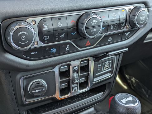 Used 2025 Jeep Wrangler Sahara AWD/4WD image 21