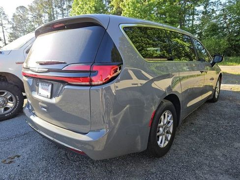 Used 2025 Chrysler Pacifica Select image 6
