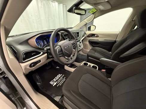 Used 2023 Chrysler Voyager LX FWD image 11