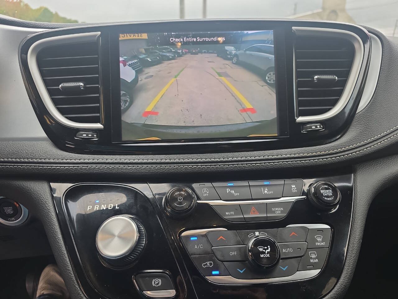 Used 2024 Chrysler Pacifica Touring FWD image 7