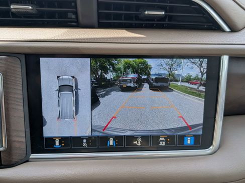 Certified 2021 GMC Yukon Denali w/ Denali Premium Package AWD/4WD image 33