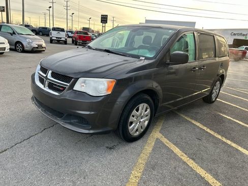 Used 2019 Dodge Grand Caravan SE w/ UConnect Hands-Free Group image 3