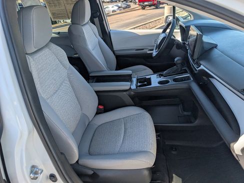 Used 2025 Toyota Sienna LE image 9