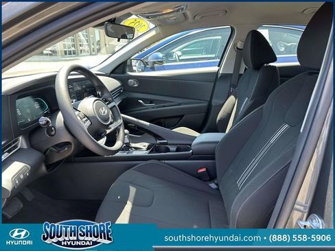 Used 2025 Hyundai Elantra Hybrid FWD image 17