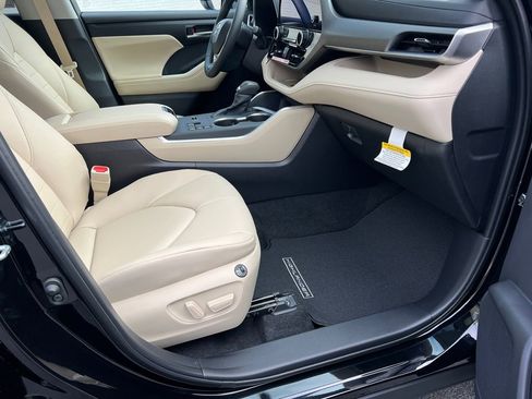 New 2025 Toyota Highlander XLE FWD image 13
