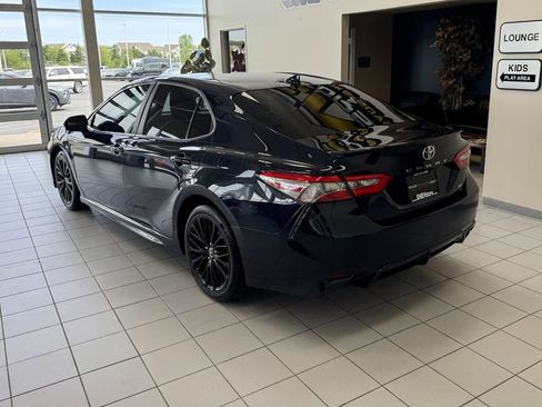 Used 2019 Toyota Camry SE FWD image 3