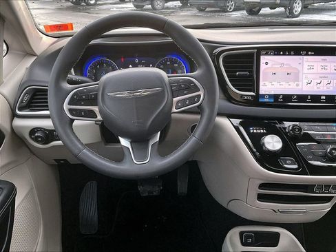 Used 2024 Chrysler Pacifica Touring-L image 18
